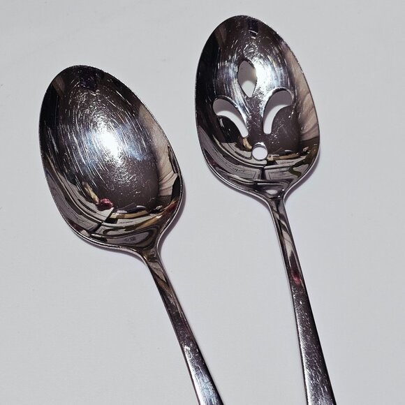 2 Oneida Distinction Serving Spoons 8" pierced stainless glossy 2000s vtg minima - Picture 3 of 9
